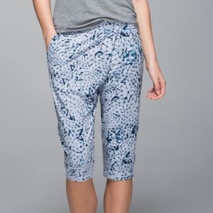 NWT Lululemon Retreat Yogi Crop - Sz 8